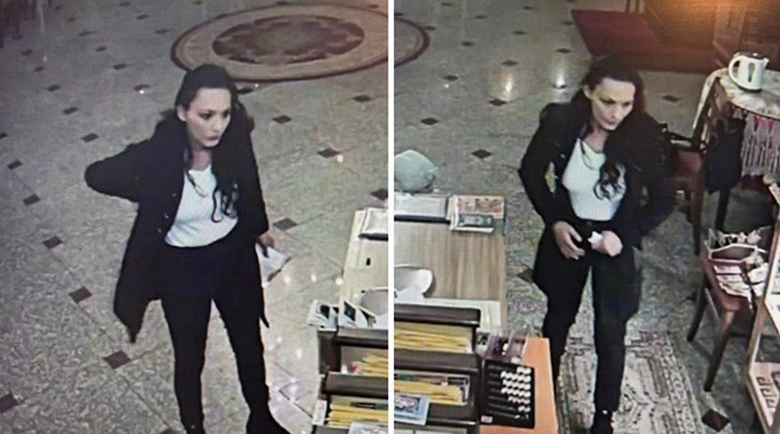Жена обра касата на църква пред детето си