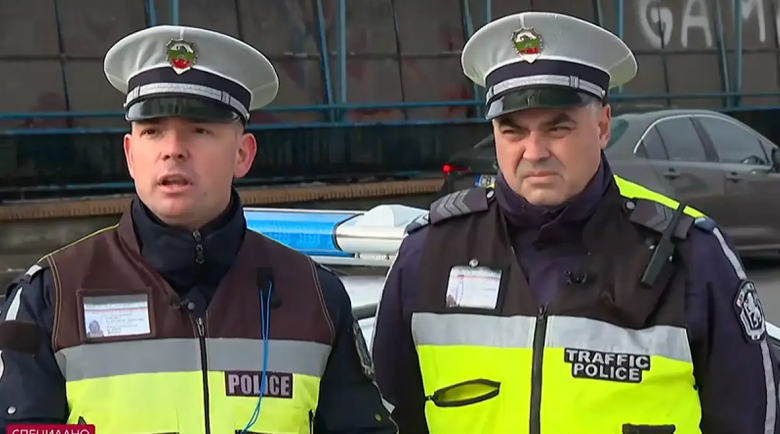 Двама полицаи спасиха шофьор, на който му прилошало зад волана