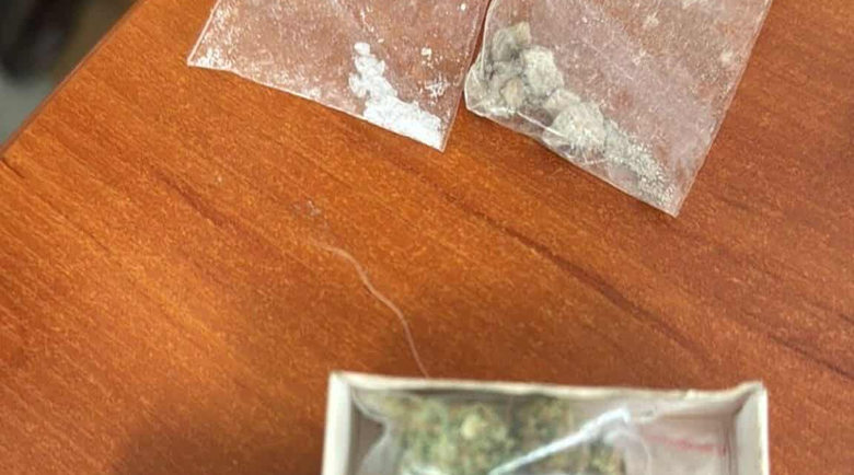 Спипаха двойка, дегизирали се като полицаи, пласирали дрога