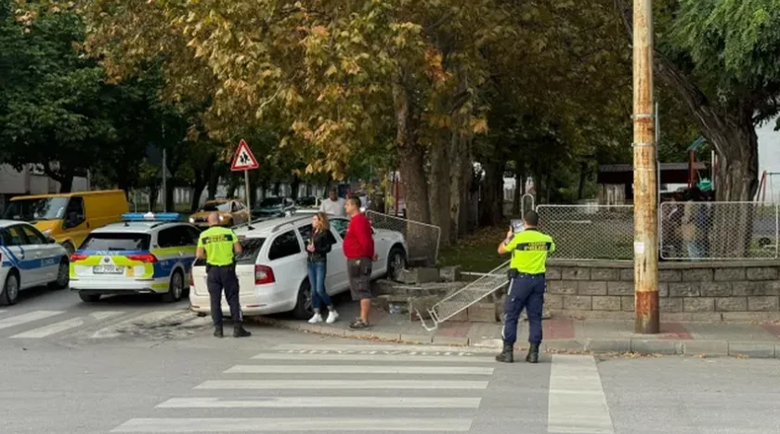 Кола се вряза в ограда на детска градина във Велико Търново