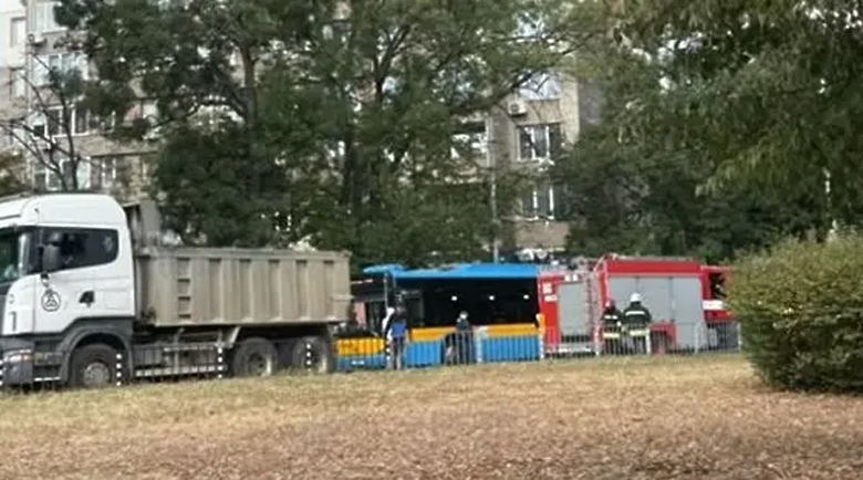 Тежка катастрофа на столичния бул. „Гешов“: Кола е смачкана между два тролея