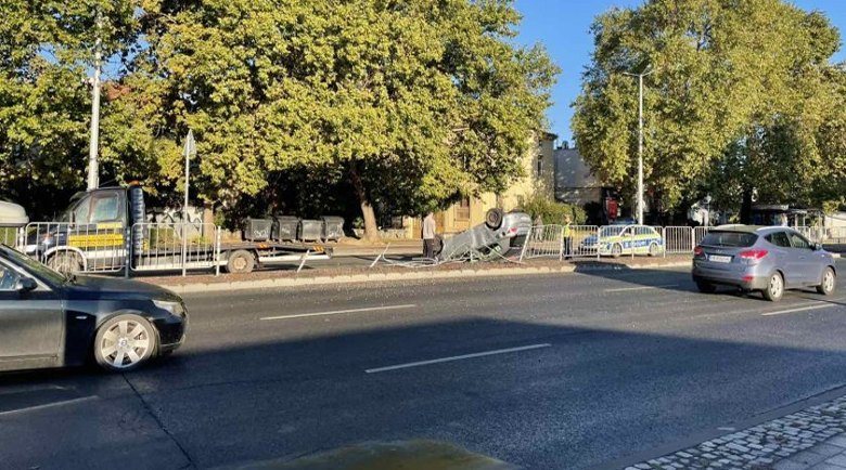 Кола полетя и се приземи по таван в Пловдив, няма пострадали
