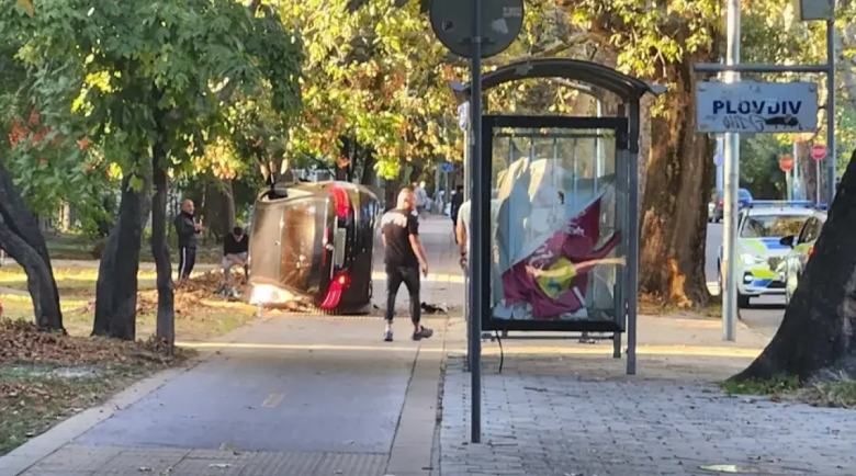 Млад шофьор преобърна колата си до спирка в Пловдив