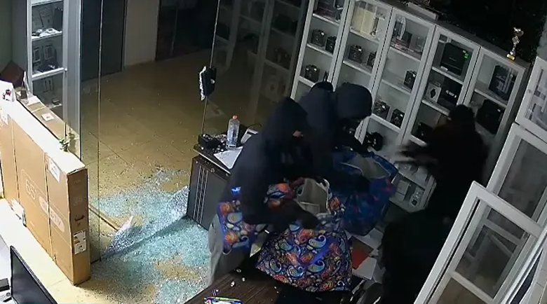 Маскирани разбиха с брадва магазин и отмъкнаха телефони за хиляди евро