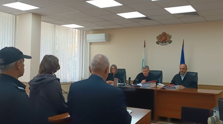 Касапинът от Пловдив ръгал майка си 18 пъти и нарисувал с кръвта й пентаграм