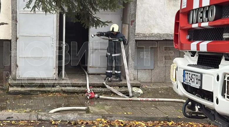 Запали се жилищен блок в Казанлък, има пострадал мъж