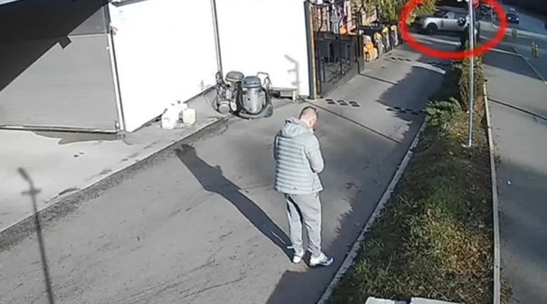 Два еднакви роувъра пред къщата на Слави Бинев, с единия си тръгнали убийците