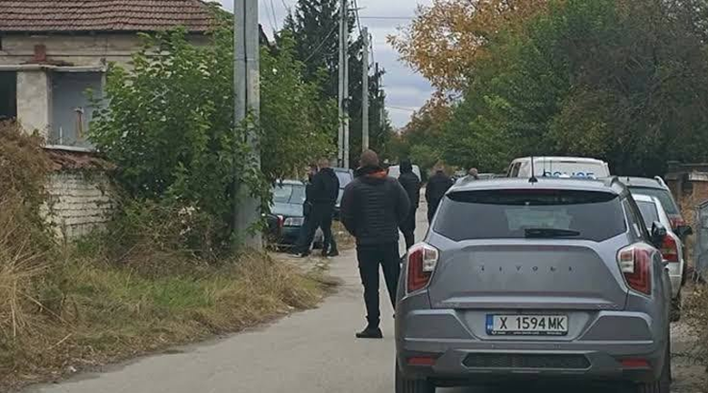 Мъжът от багажника е убит от 14-годишния син на съпругата му и с нейно съучастие